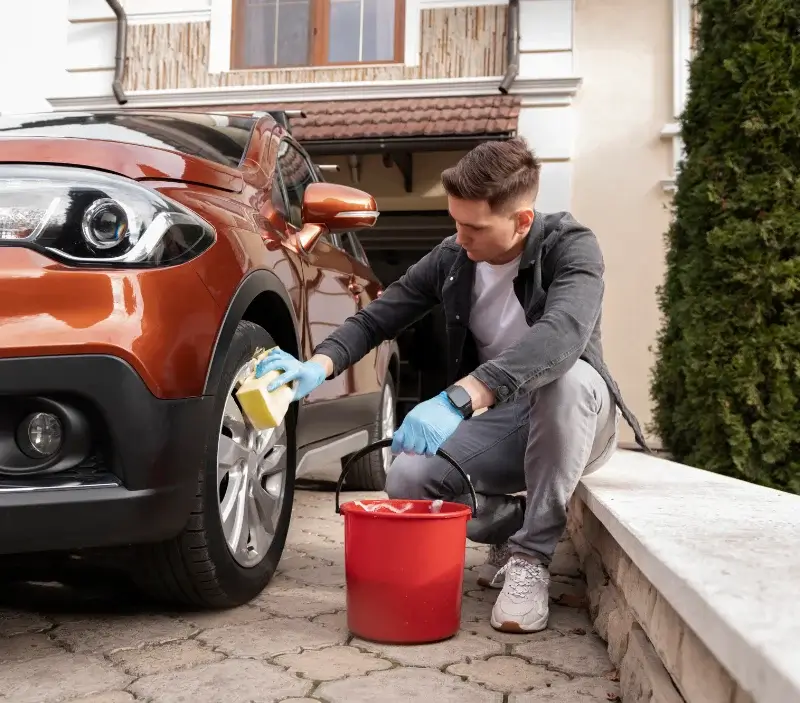 Lavage auto à domicile Chermignac : professionnel intervenant sur un véhicule
